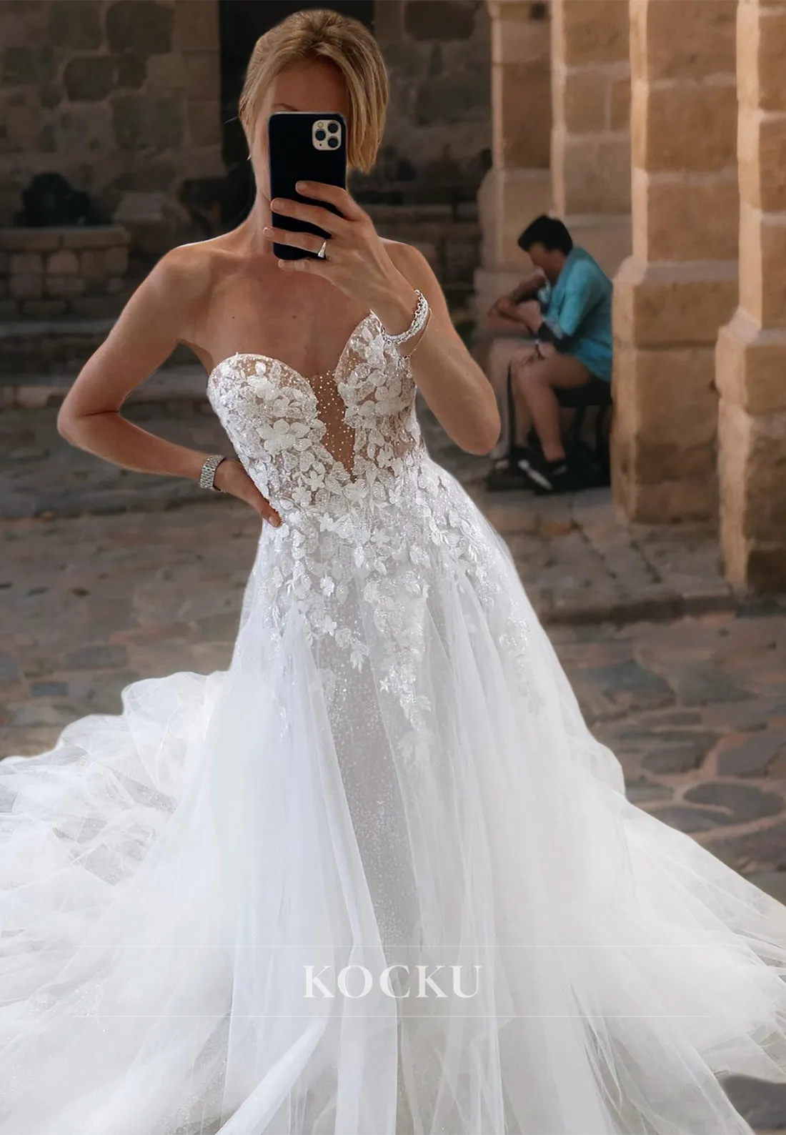 A-Line Sweetheart Wedding Dress Sleeveless Appliques Lace Bridal Dress with Train