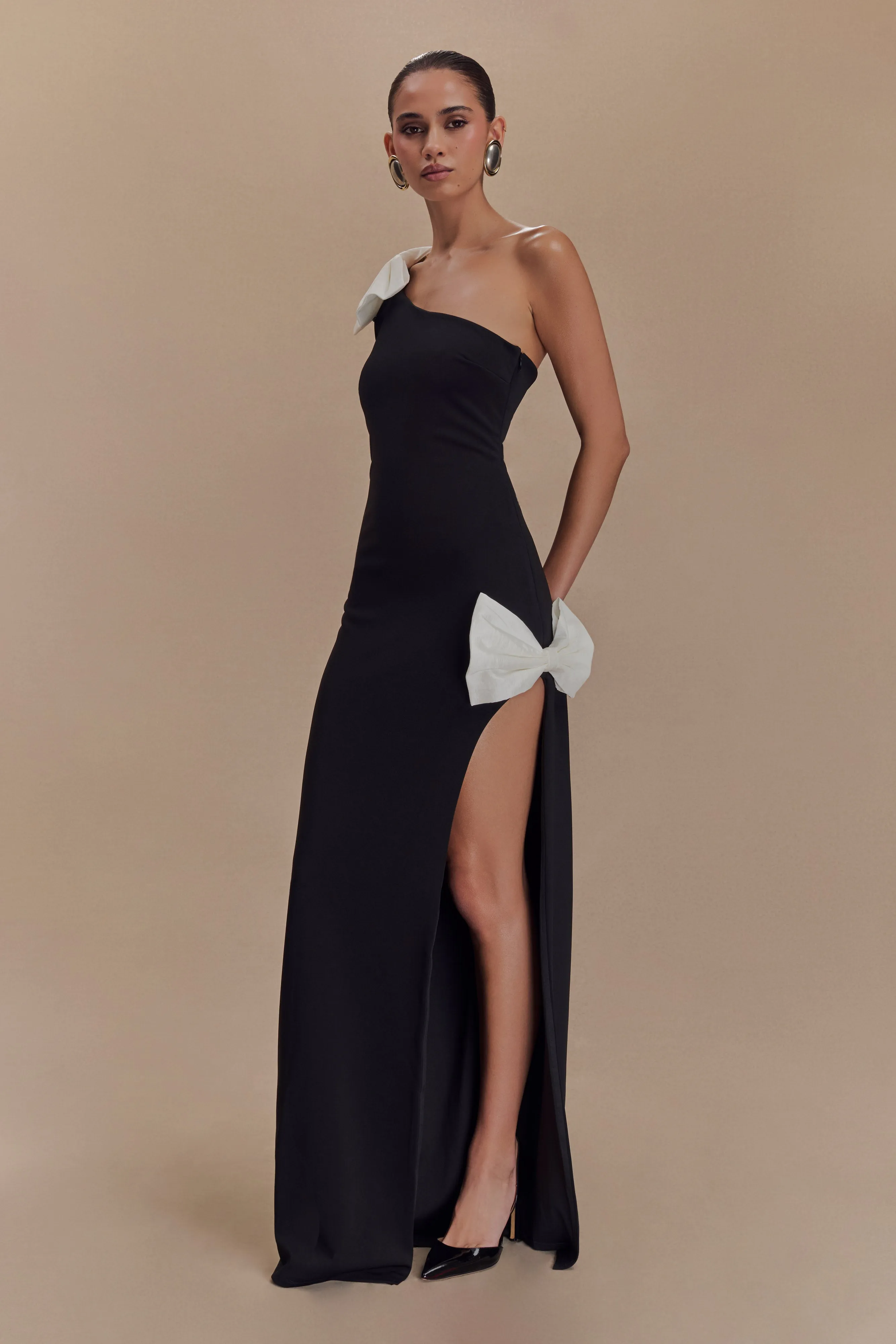 Hallie One Shoulder Bow Maxi Dress - Black/White